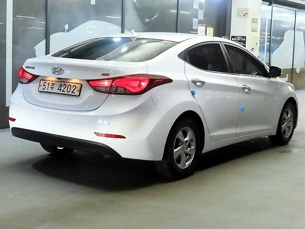 HYUNDAI Avante - Vista 4