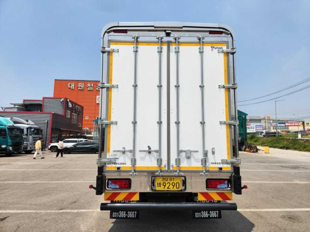 medium and large cargo truck - Vista 6