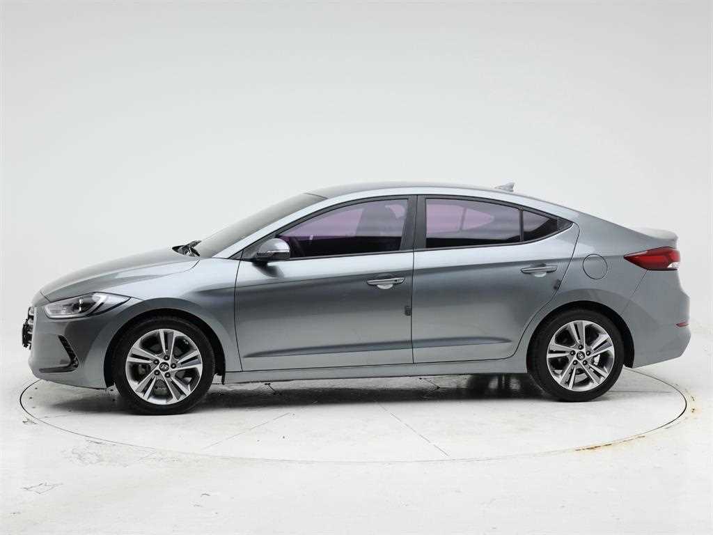 HYUNDAI Avante - Vista 3
