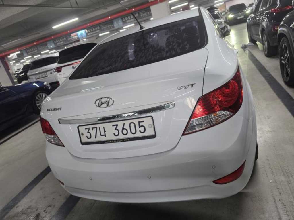 HYUNDAI Accent - Vista 2