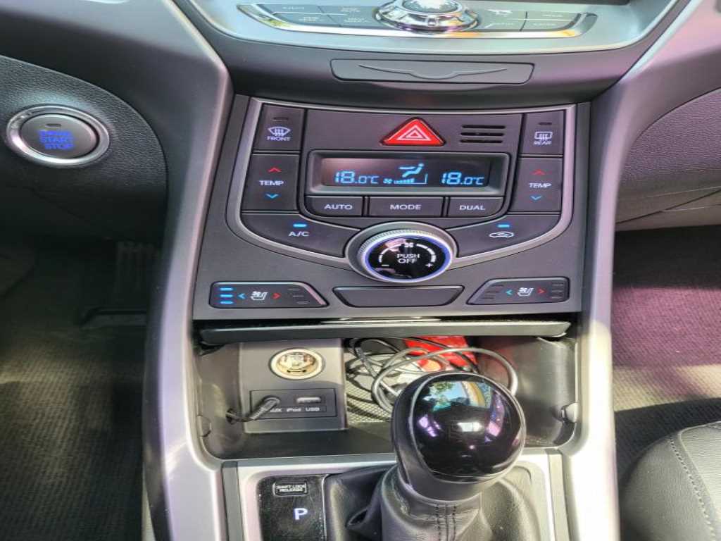 HYUNDAI Avante - Vista 10