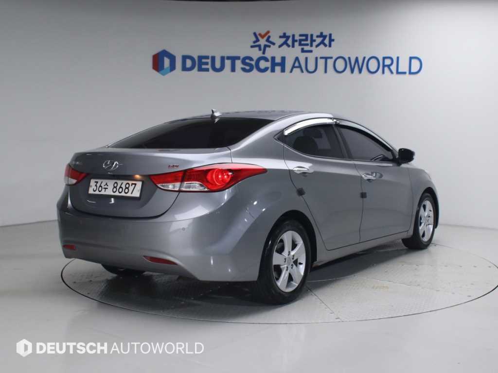 HYUNDAI Avante - Vista 2