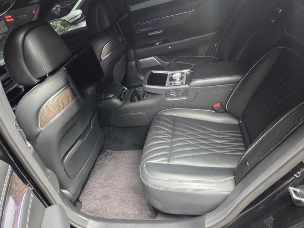 Genesis G90 - Vista 10