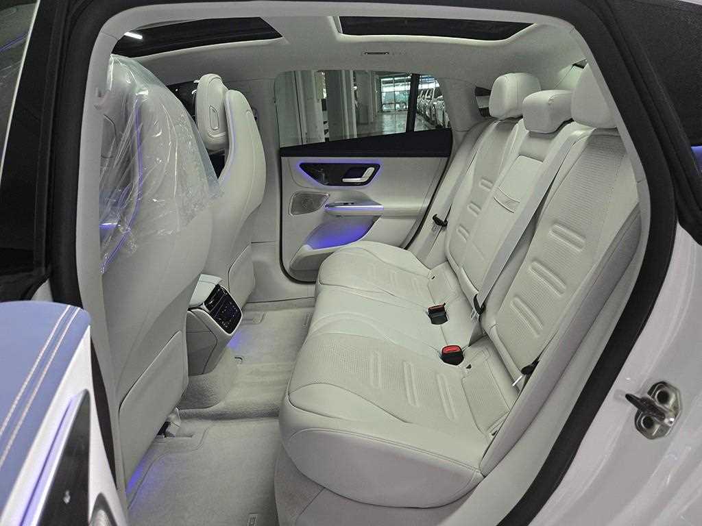 Mercedes Benz EQE - Vista 6