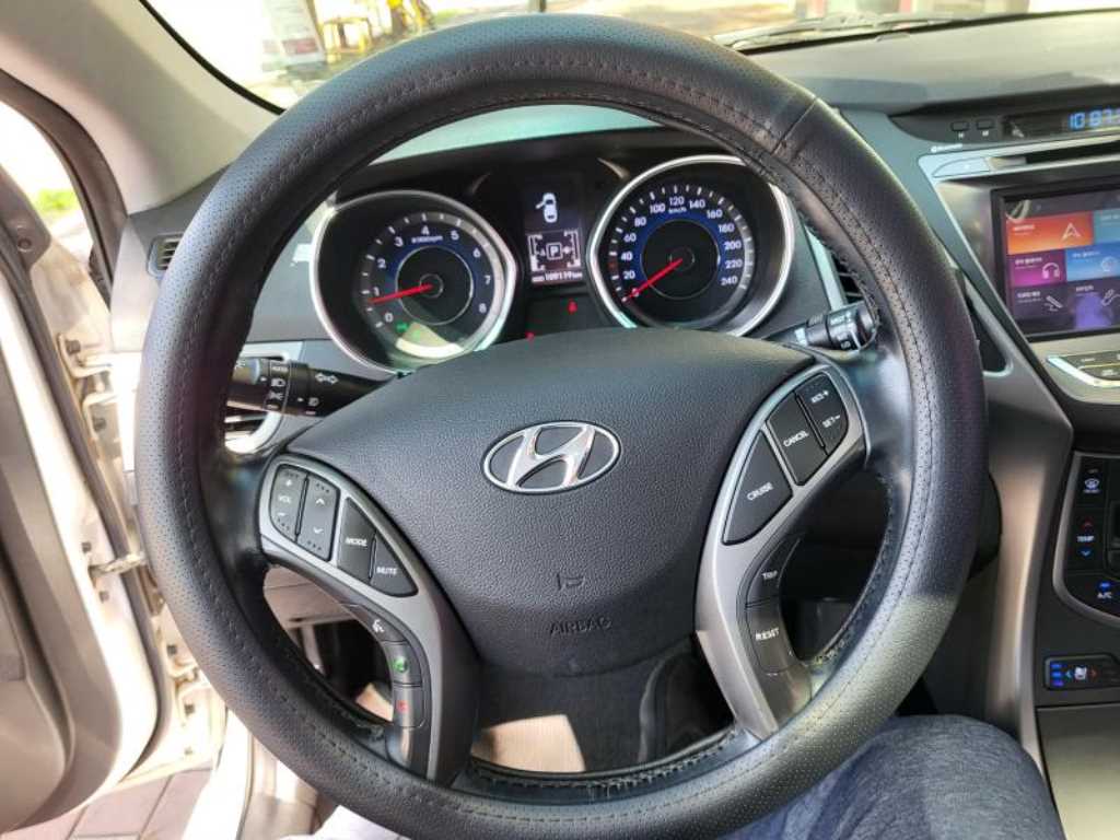 HYUNDAI Avante - Vista 8