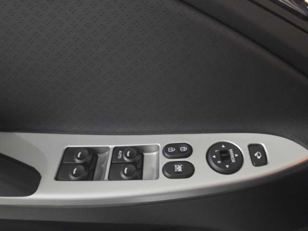 HYUNDAI Accent - Vista 4