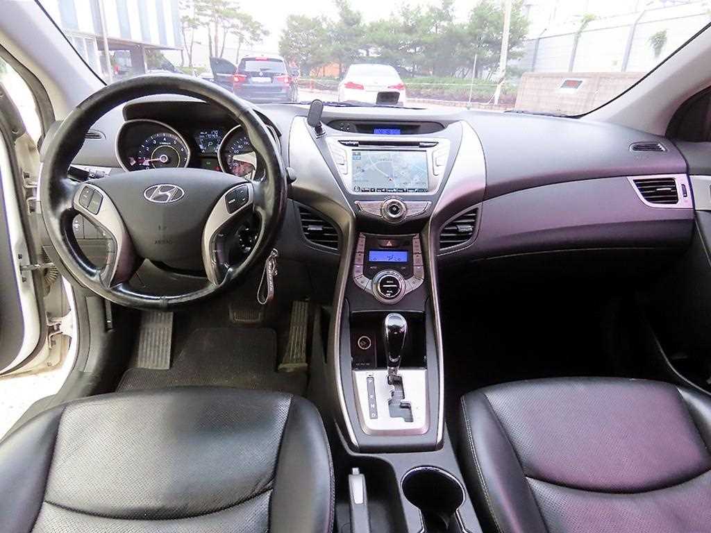 HYUNDAI Avante - Vista 7