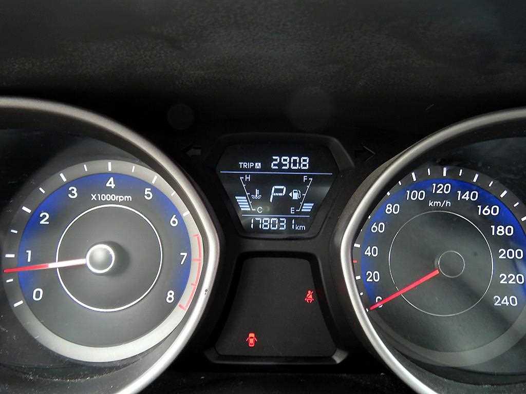 HYUNDAI Avante - Vista 12