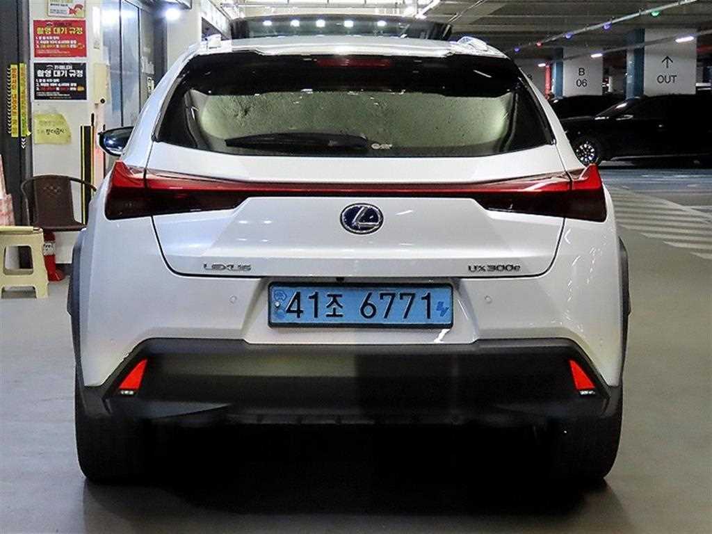 Lexus UX - Vista 5