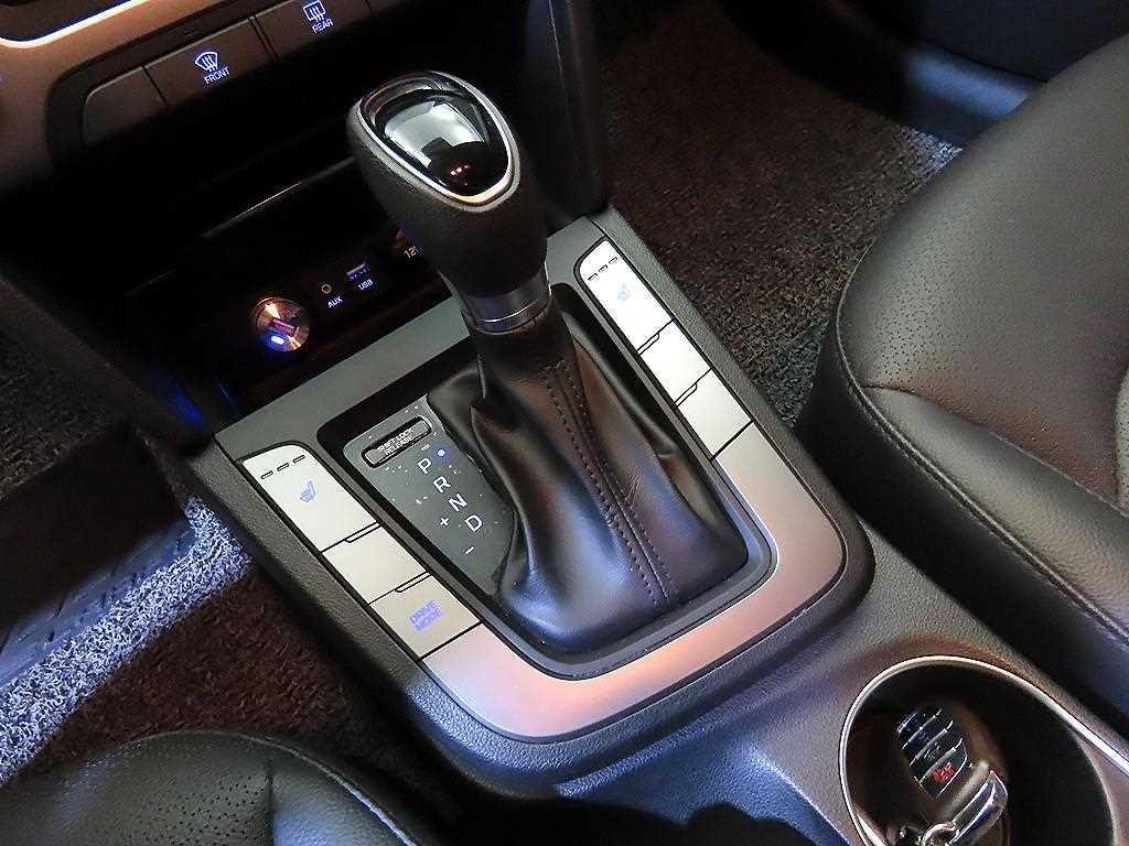 HYUNDAI Avante - Vista 12