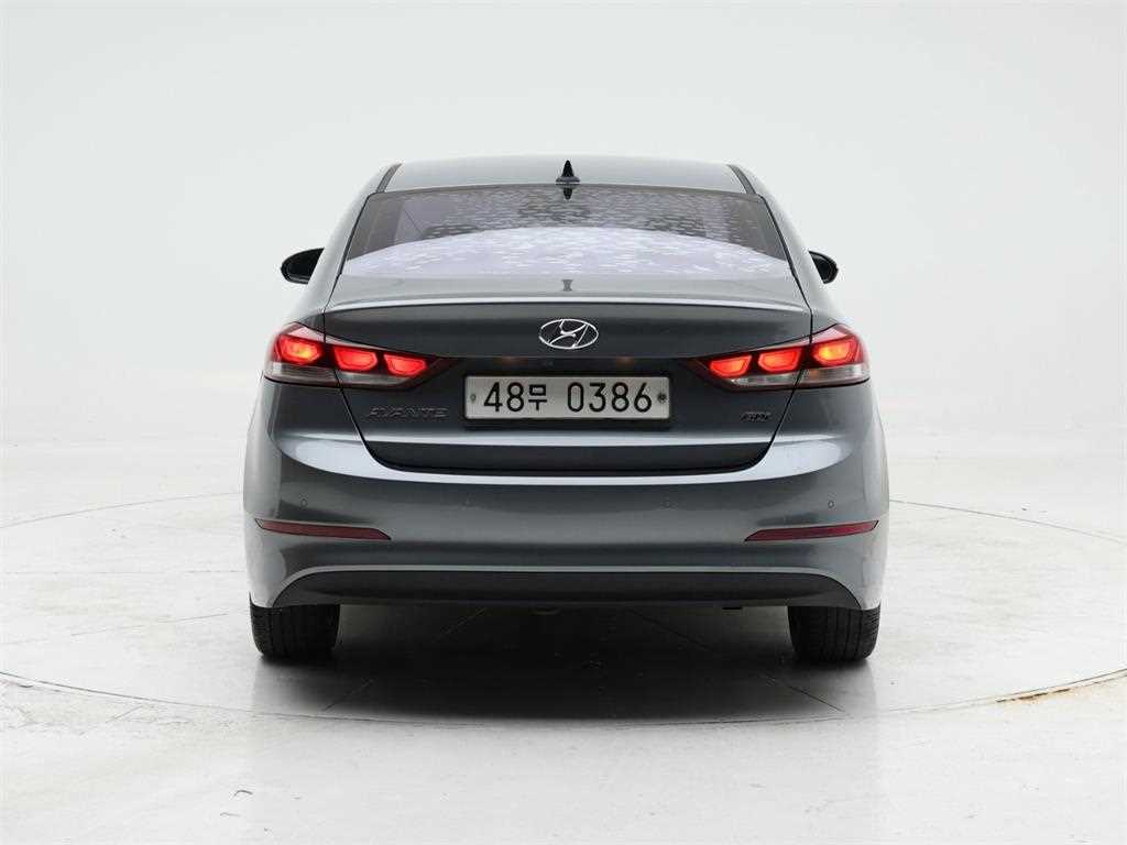 HYUNDAI Avante - Vista 5
