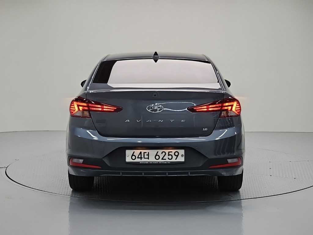 HYUNDAI Avante - Vista 3