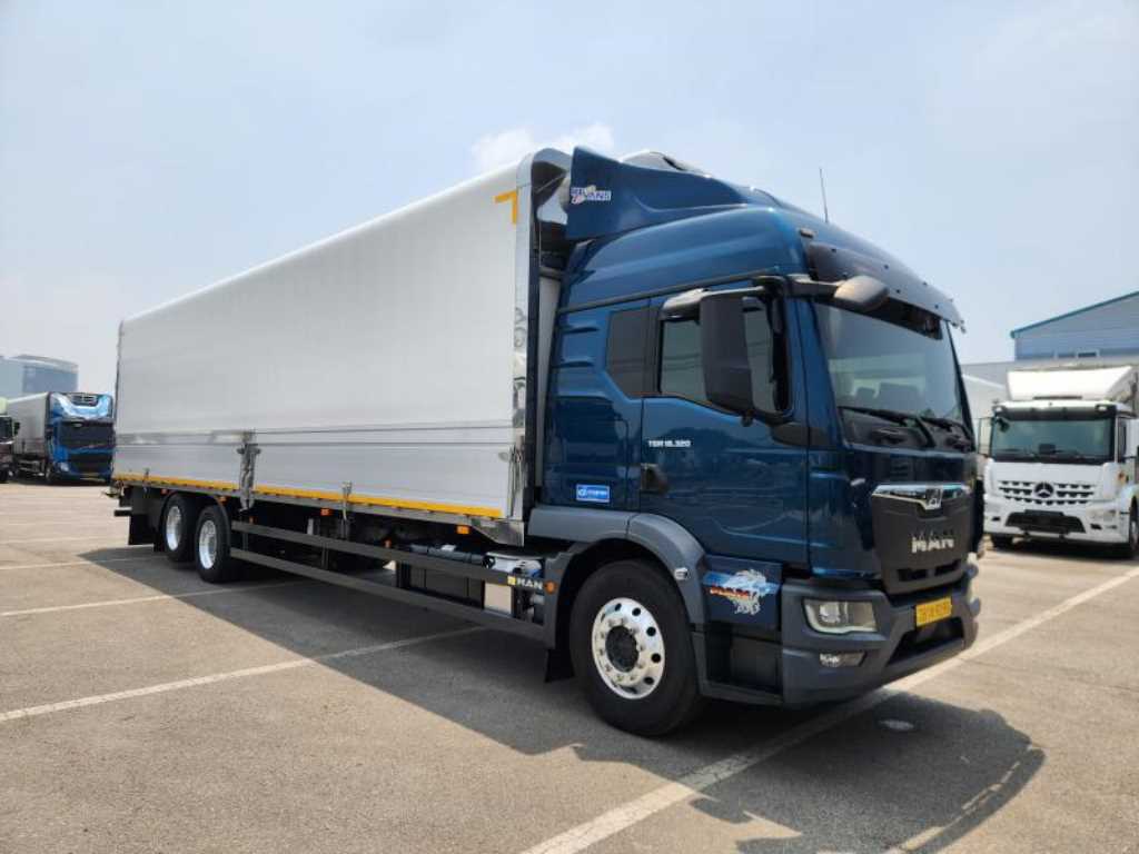 medium and large cargo truck - Vista 9