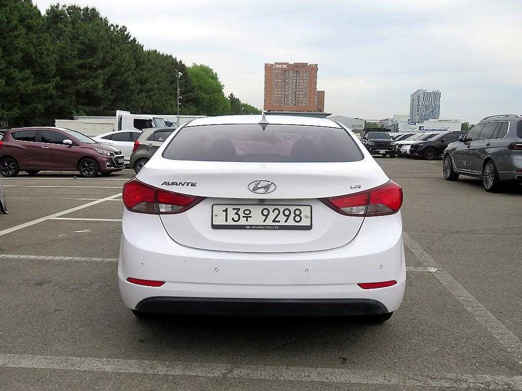 HYUNDAI Avante - Vista 3