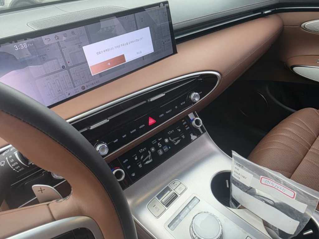 Genesis GV70 - Vista 8