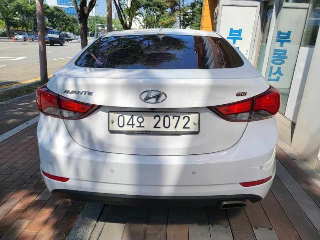 HYUNDAI Avante - Vista 2