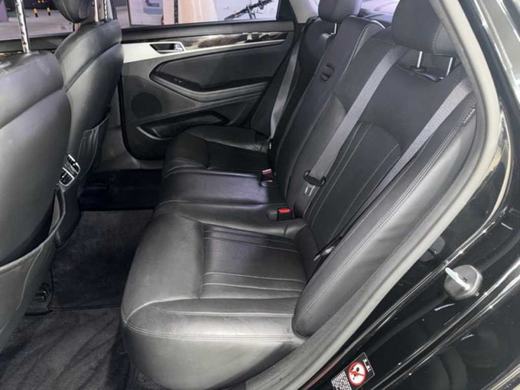 HYUNDAI Genesis - Vista 7