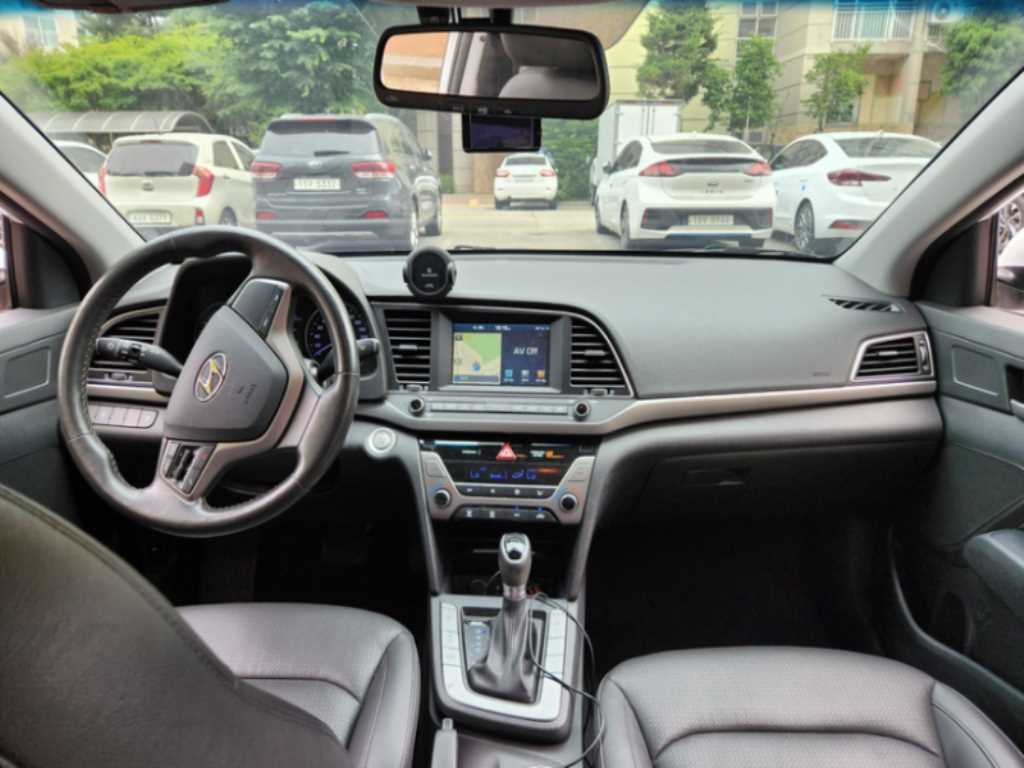 HYUNDAI Avante - Vista 4