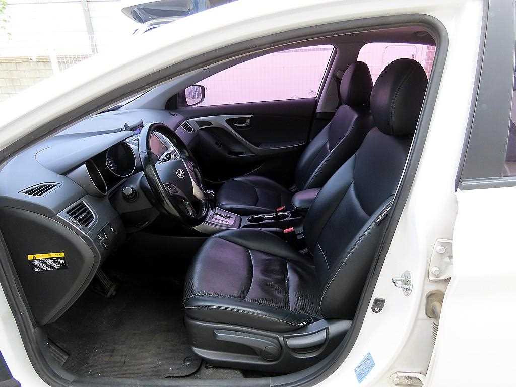 HYUNDAI Avante - Vista 5