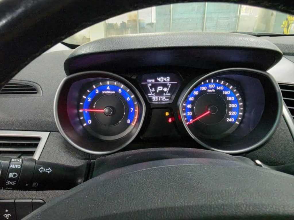 HYUNDAI Avante - Vista 7