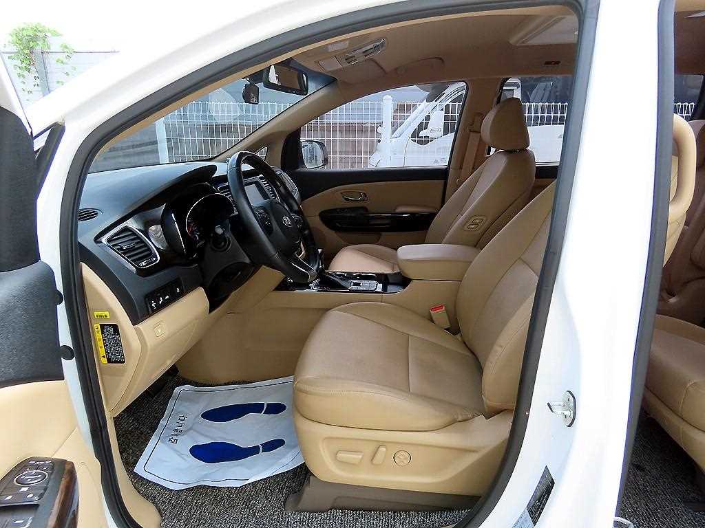 KIA Carnival - Vista 5