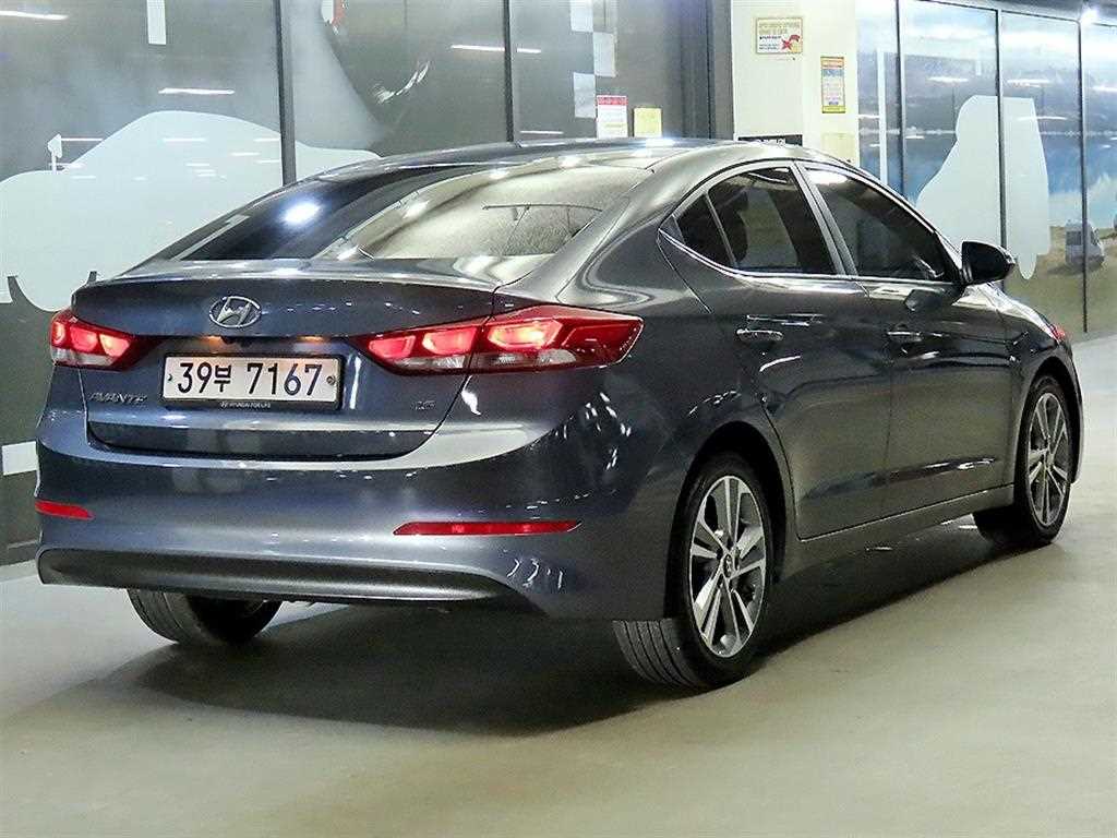 HYUNDAI Avante - Vista 4