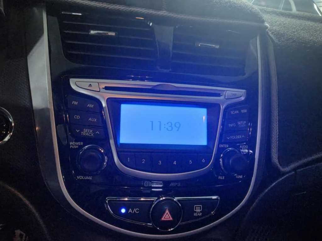 HYUNDAI Accent - Vista 7