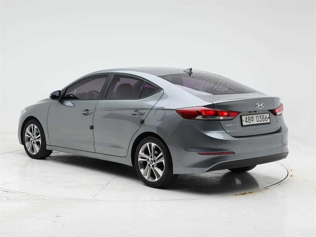 HYUNDAI Avante - Vista 4