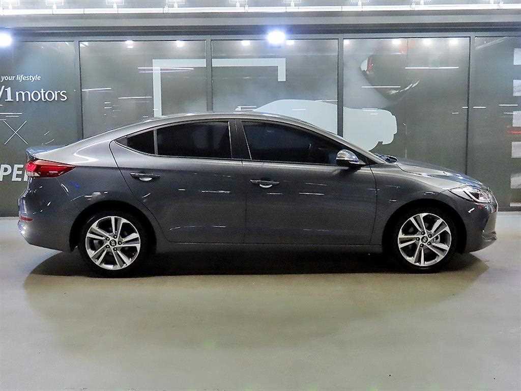 HYUNDAI Avante - Vista 3