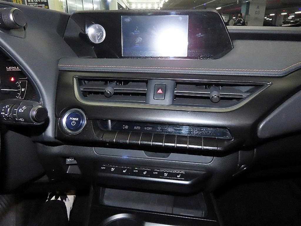 Lexus UX - Vista 11