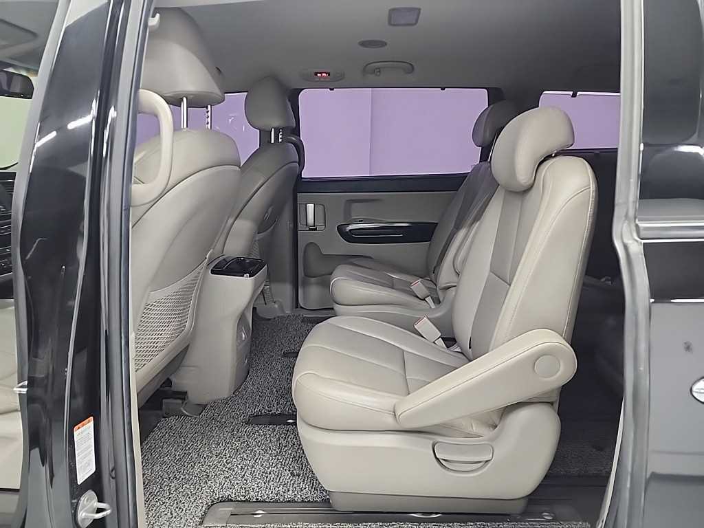 KIA Carnival - Vista 12