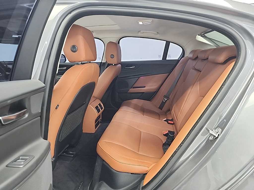 Jaguar XE - Vista 12