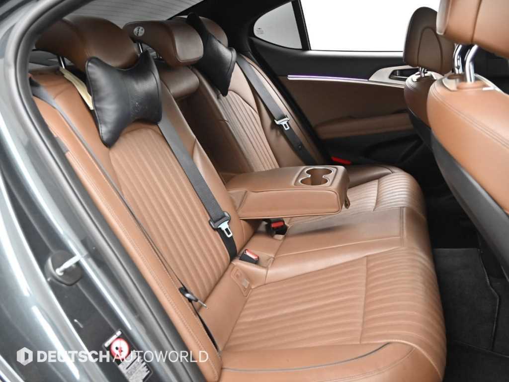 Genesis G70 - Vista 12