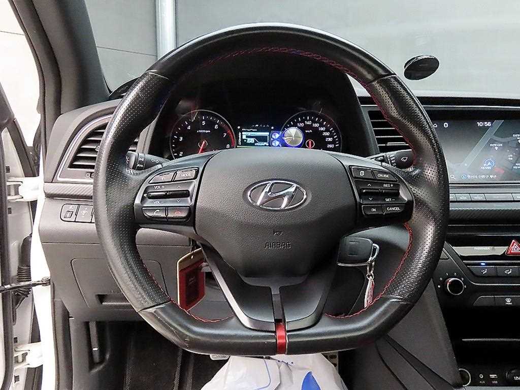HYUNDAI Avante - Vista 9