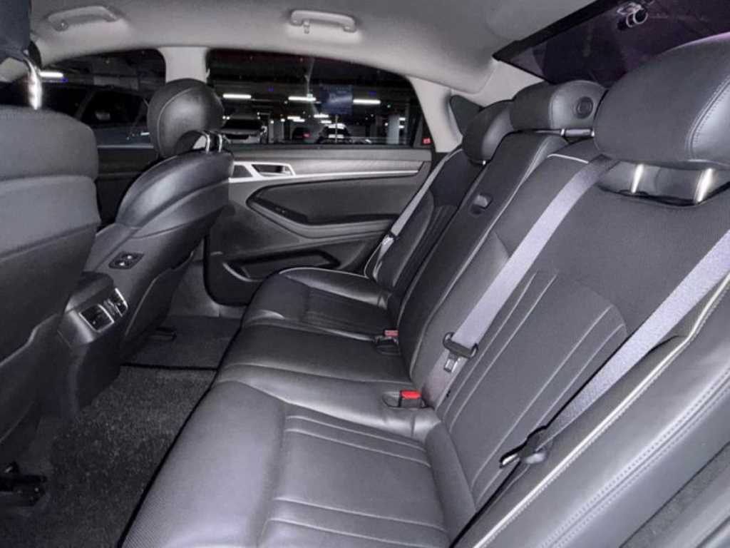 HYUNDAI Genesis - Vista 7