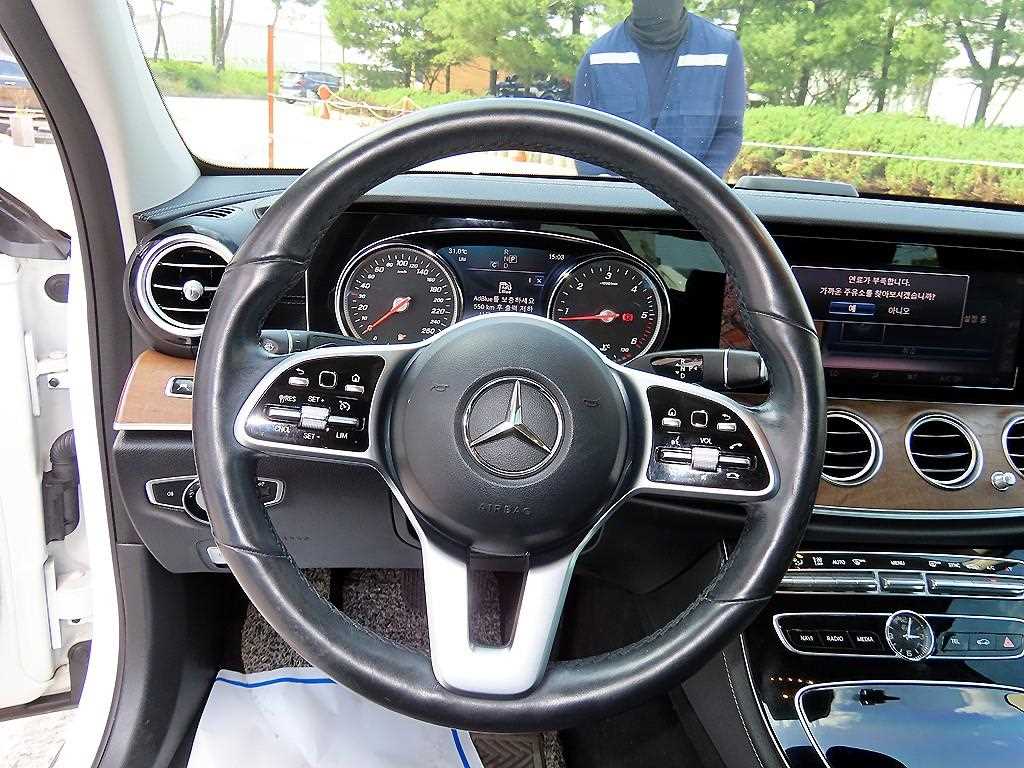 Mercedes Benz E class - Vista 8