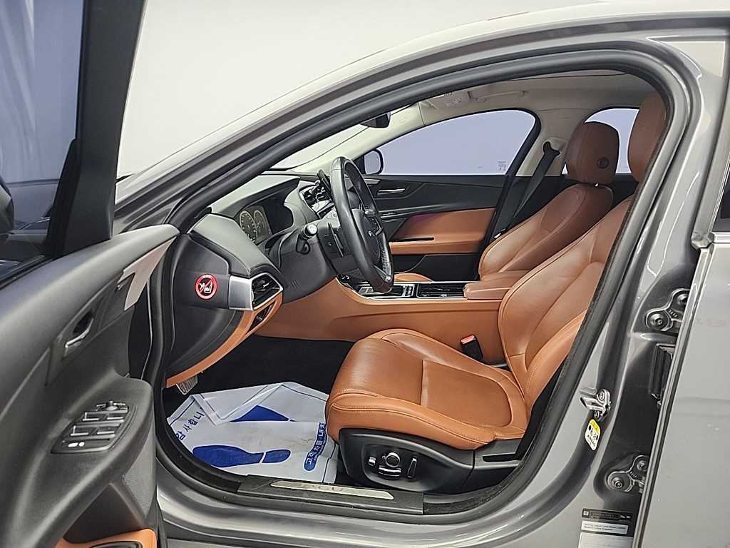 Jaguar XE - Vista 11