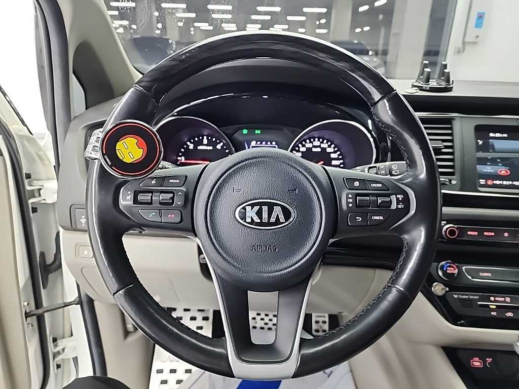 KIA Carnival - Vista 9