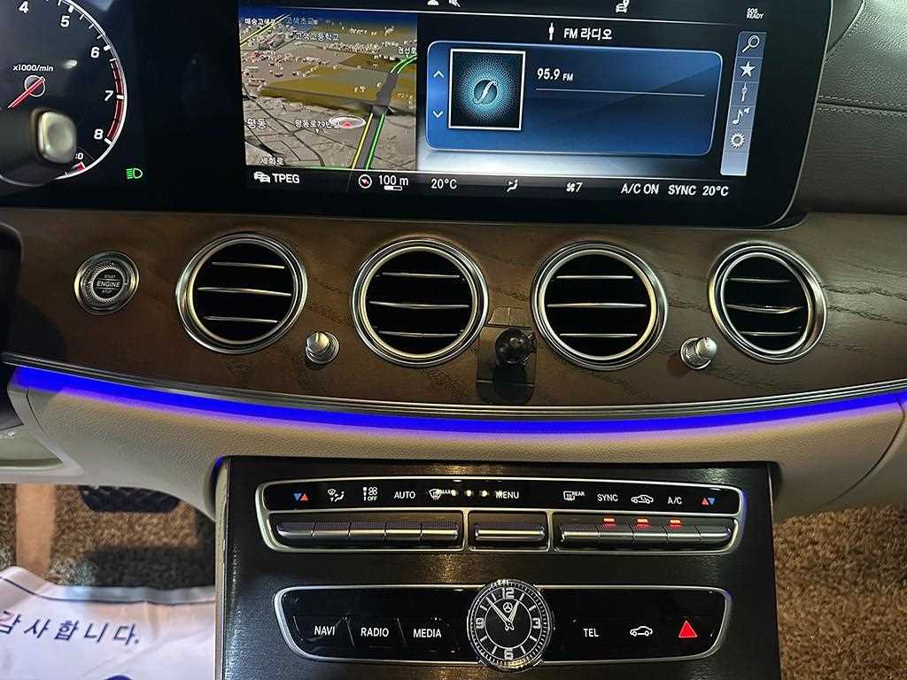 Mercedes Benz E class - Vista 11