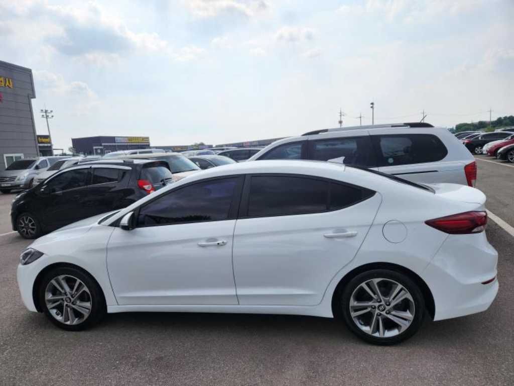 HYUNDAI Avante - Vista 4