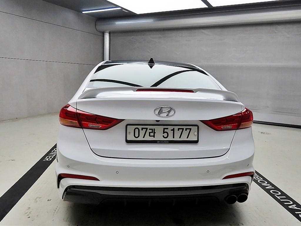 HYUNDAI Avante - Vista 3
