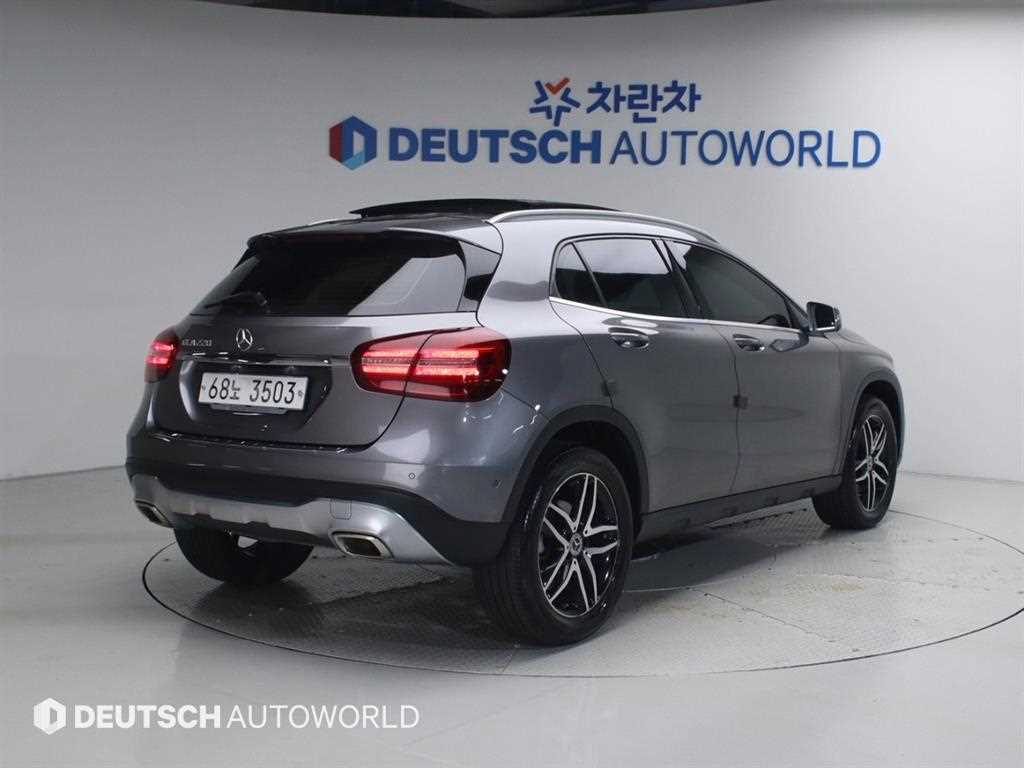 Mercedes Benz GLA Class - Vista 2