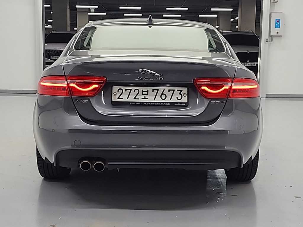 Jaguar XE - Vista 3