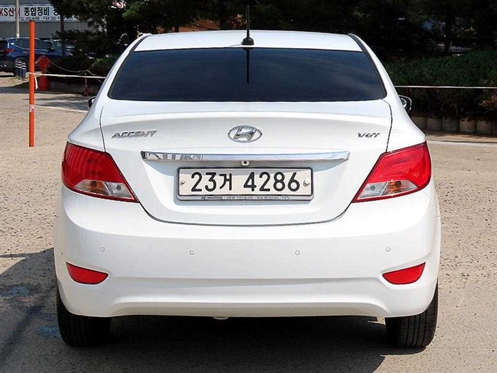 HYUNDAI Accent - Vista 4