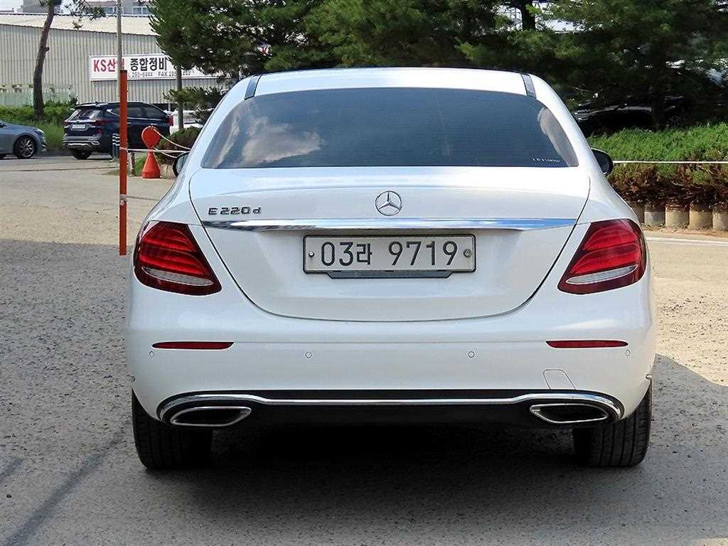 Mercedes Benz E class - Vista 4
