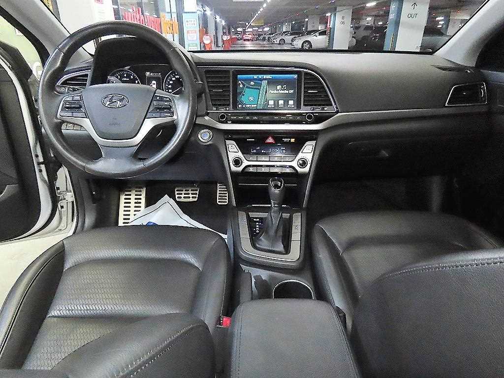 HYUNDAI Avante - Vista 10