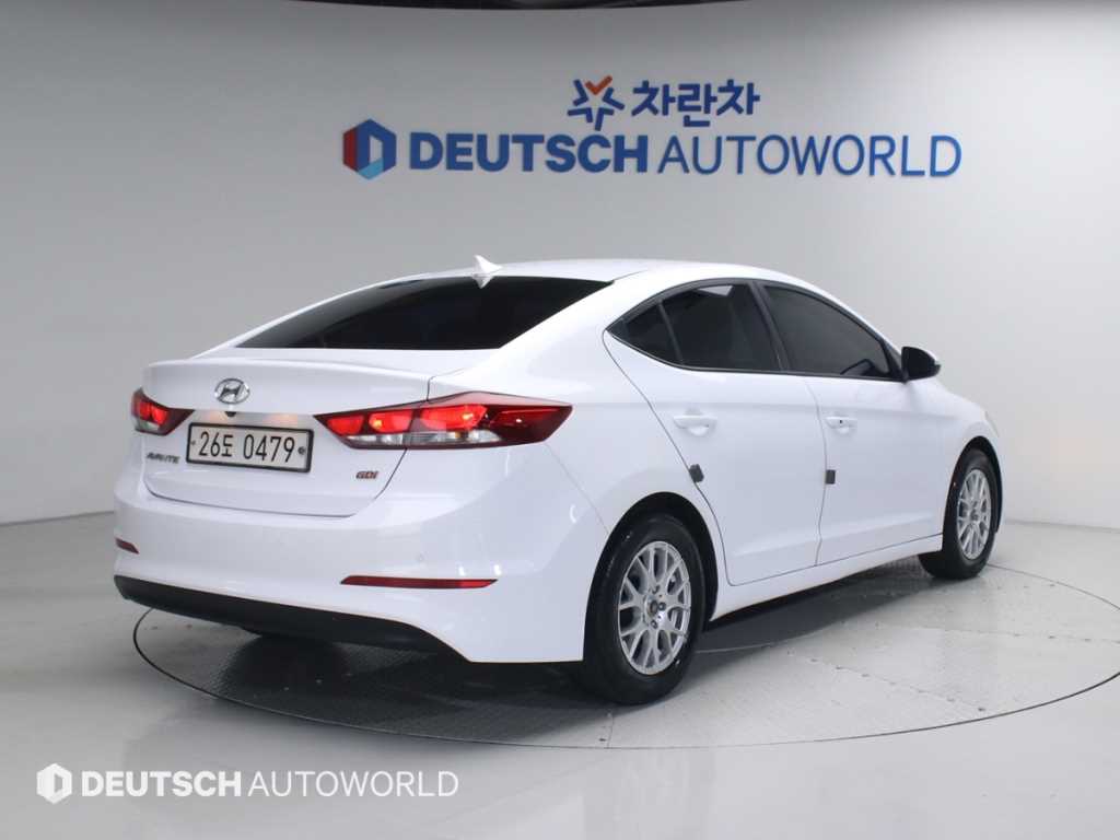 HYUNDAI Avante - Vista 2