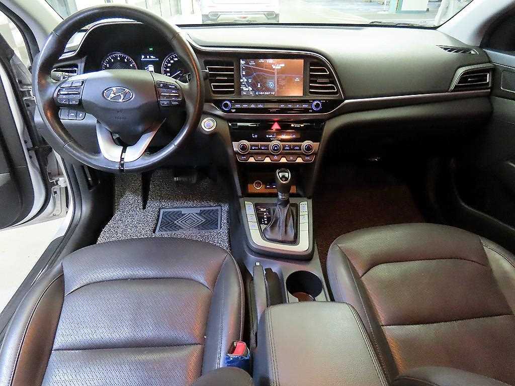 HYUNDAI Avante - Vista 10