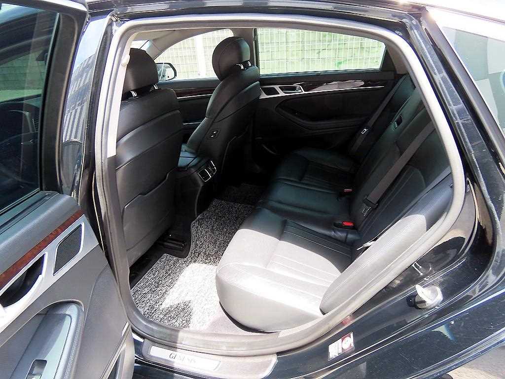 HYUNDAI Genesis - Vista 6