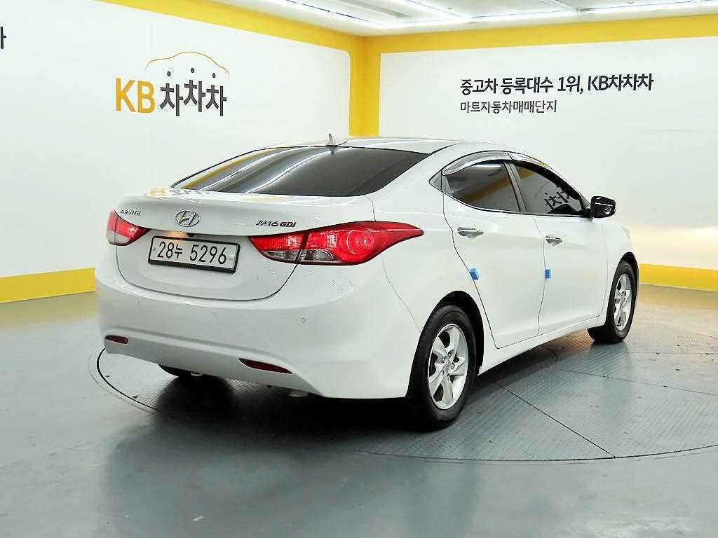 HYUNDAI Avante - Vista 4
